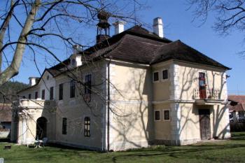 Zámek od jihozápadu ( © Pavel Zany Komárek 2.4. 2005)