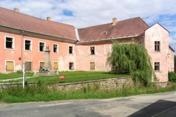 Jihozápadní nároží starého sídla s hranolovým arkýřem (vpravo) ( © Filip Matoušek 08/2006)