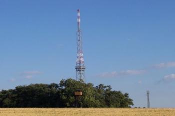 Štátula - Rozhledna Štátula, za ní v těsné blízkosti vysílač Dobrochov. (© Ivo Rozehnal, 07/2008)