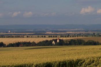 Štátula - Pohled na roviny Hané. V popředí kostel ve Vřesovicích, vlevo žlutý čtvereček je kostel Dub nad Moravou, v dáli Jeseníky. (© Ivo Rozehnal, 07/2008)