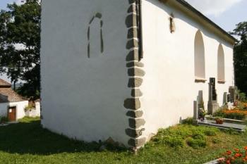 Prostor západně od kostela sv. Voršily, kde zřejmě stávalo první újezdecké panské sídlo ( © Filip Matoušek 08/2006)