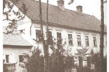 Zámek po roce 1945. (© zdroj: Zaniklé hrady zámky a tvrze Moravy a Slezska. F. Musil a M.Plaček.)