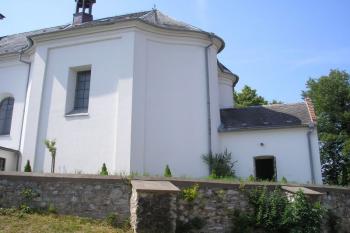 zadní partie kostela ( © Ondřej Štěpánek 09/2006)