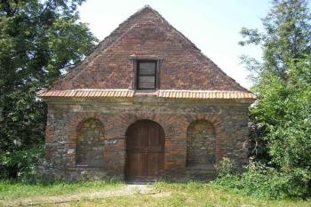 cihlokamenná stavba u kostela-čelní pohled ( © Ondřej Štěpánek 09/2006)