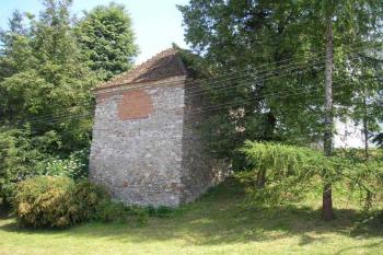 cihlokamenná budova ve svahu u kostela - pohled z ulice ( © Ondřej Štěpánek 09/2006)