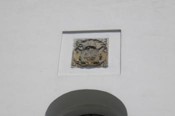 nejspíše erb olomouckého biskupa Jana XVIII. Mezouna z Telče (1576 - 1578) nad hlavním vchodem ( © Ondřej Štěpánek 09/2006)