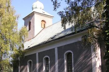 Pohled na kostel přes hřbitovní zeď, od hlavní silnice ( © Jan P. Štěpánek 09/2006)