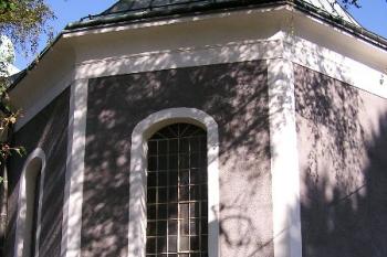 Presbytář kostela s umístěnou pamětní deskou na občany Čeladné padlé v obou světových válkách ( © Jan P. Štěpánek 09/2006)