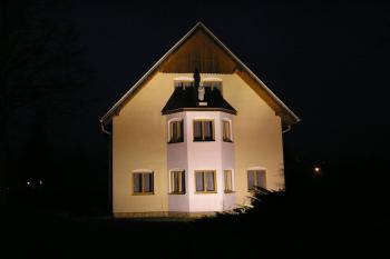 Nasvícená budova fary stojící na místě starší budovy ( © Jan P. Štěpánek 12/2006)