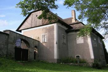 Tvrz, coby rekreační sídlo, chtěl před lety koupit zpěvák Waldemar Matuška. (© Adam Prokeš, 08/2006)