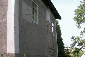 Jižní zeď obytné části s opěrným pilířem a slunečními hodinami. (© Adam Prokeš, 08/2006)