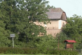 Na obytnou část navazuje dvoupodlažní sýpka. Pohled od východu. (© Adam Prokeš, 08/2006)