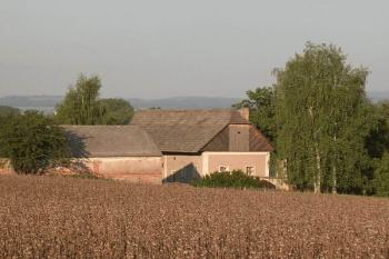 Tvrz je vidět i ze silnice č. 37, která prochází horní částí Hořenic. (© Adam Prokeš, 08/2006)