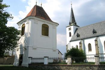 Kostel a zvonice, průchod na bývalý hřbitov ( © Pavel Vítek 09/2006)