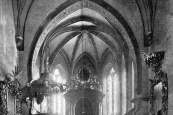 pohled z lodi do presbytáře počátkem 20. století ( © Antonín Podlaha, Eduard Šittler: Soupis památek historických a uměleckých v Království Českém, sv. 15 Politický okres Karlínský, Archaelogická komise při České akademii císaře Františka Josefa pro vědy, slovesnost a umění, Praha 1903)