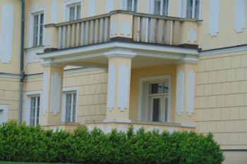 Znovu postavený balkon nad parkovým vchodem (© Dušan Dohňanský  05/2021)
