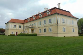 Parkové západní průčelí s barokním křídlem dostavěným koncem 18 stol. (© Dušan Dohňanský  05/2021)
