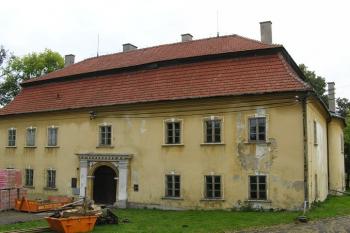 Pohled na vstupní průčelí od severovýchodu ( © Jan P. Štěpánek  09/2007)