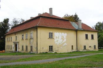 zámek i s krátkým bočním křídlem od severu ( © Jan P. Štěpánek 09/2007)