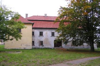 zadní trakt zámku z prostoru zámeckého parku ( © Jan P. Štěpánek 09/2007)