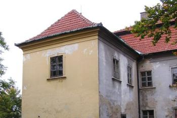 boční křídlo zámku od jihozápadu ( © Jan P. Štěpánek 10/2007)