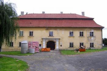 hlavní vstupní průčelí zámku ( © Jan P. Štěpánek 10/2007)