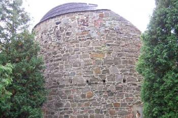 Jedna z polookrouhlých bašt v severovýchodní linii hradeb (© Jan P. Štěpánek, 09/2006)
