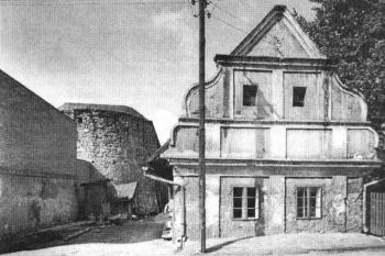 Zbytky městských hradeb u domu čp. 166 v Ratibořské ulici, 50. - 60. léta 20. století ( © Města a městečka v Čechách na Moravě a ve Slezsku (K. Kuča, Libri))