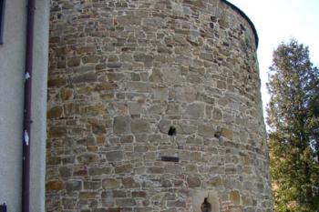Jedna z polookrouhlých bašt v severovýchodní linii hradeb ( © Miroslav BITTER 03/2008)