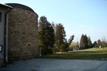 Jedna z polookrouhlých bašt v severovýchodní linii hradeb v pozadí je patrný pozůstatek další hradební bašty. ( © Miroslav BITTER 03/2008)