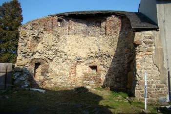 Interiér jedné z polookrouhlých bašt, která se nachází v severovýchodní linii opevnění. ( © Miroslav BITTER 03/2008)