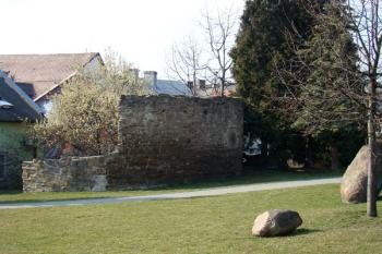 Pohled na jednu z mála dochovaných hradebních bašt ( © Miroslav BITTER 03/2008)