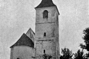 kostel od severovýchodu na počátku 20. století (© Josef Soukup: Soupis památek historických a uměleckých v Království Českém, sv. 18 Politický okres Pelhřimovský, Archaelogická komise při České akademii císaře Františka Josefa pro vědy, slovesnost a umění, Praha 1903)
