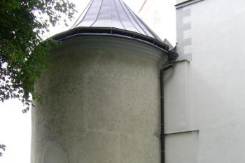 Apsida - nejstarší roánská část kostela ( © Filip Matoušek 08/2006)