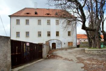 Upravená budova zámku - původní tvrze - od východu ( © Filip Matoušek 4/2006)