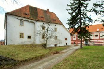 Severní průčelí zámku ( © Filip Matoušek 4/2006)