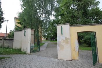 vchod do zámeckého areálu (© Luděk Vláčil, 05/2015)