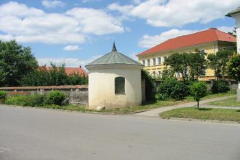 zám.zeď s baštou (© D Dohňanský, 06/2015)