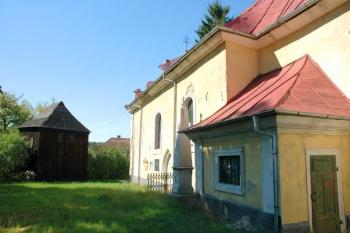 Boční pohled a zvonice ( © Aleš Marek 09/2006)