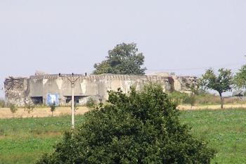 Pohled od cesty k muzeu, na částečně poničený těžký objekt MO-2 20 U orla (© Jan P. Štěpánek, 09/2006)