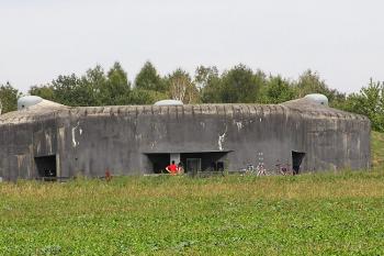 Celkový pohled od jihu na těžký objekt MO-2 19 V aleji (© Jan P. Štěpánek, 09/2006)