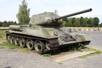 Tank T-34/85 stojící při vjezdu do areálu muzea (© Jan P. Štěpánek, 09/2006)