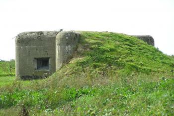 Pohled na řopík II/(52)/A-140Z u silnice, nedaleko vstupu do areálu muzea (© Jan P. Štěpánek, 09/2006)