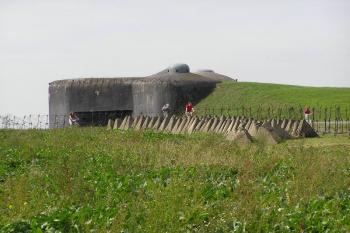 Pohled od vstupu do areálu na pěchotní objekt MO-2 19 V aleji (© Jan P. Štěpánek, 09/2006)