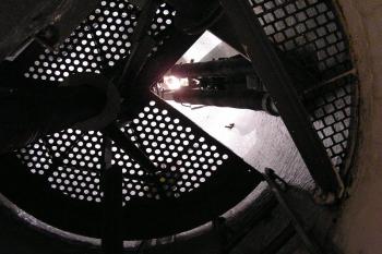Pohled na schodiště k horní části kulometného zvonu MO-2 19 V aleji (© Jan P. Štěpánek, 09/2006)