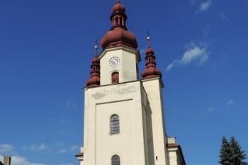 hlavní průčelí kostela s věží ( © Jan P. Štěpánek 07/2014)