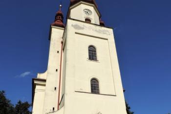 hlavní průčelí kostela s věží ( © Jan P. Štěpánek 07/2014)