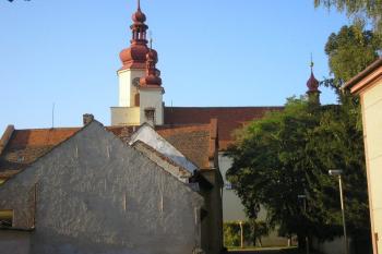 boční pohled na kostel, v popředí budovy fary ( © Ondřej Štěpánek 09/2006)
