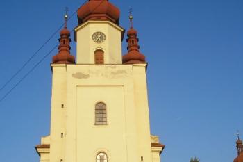 čelní pohled na kostel od náměstí ( © Ondřej Štěpánek 09/2006)