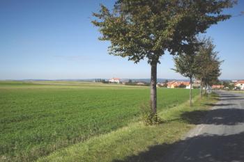 Kostel a dědina Lipovec (© Jan Celý, 10/2006)